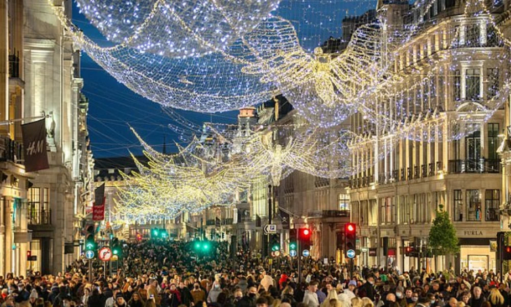 Λονδίνο: Ξεχυθήκαν οι πολίτες στους δρόμους για τα Χριστουγεννιάτικα ψώνια